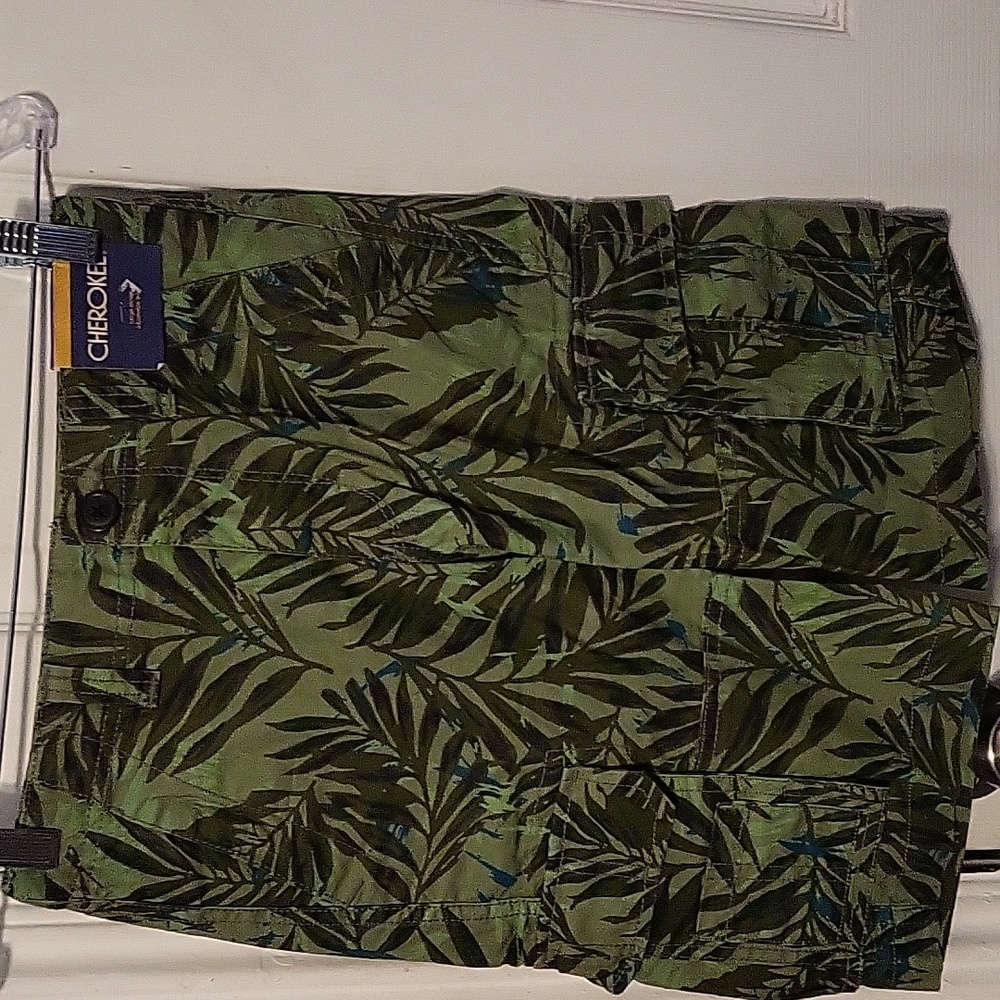 NWT Cherokee Floral Bermuda Cargo Shorts